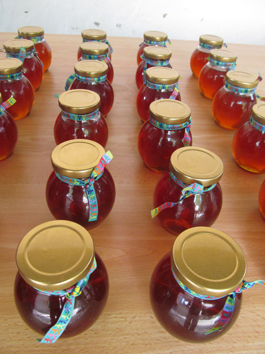 Un frasco de miel orgánica contiene 250 Ml,el cual tiene un valor de $8.000. Si la compra es mayor de 10 cada recipiente queda en $6000.
