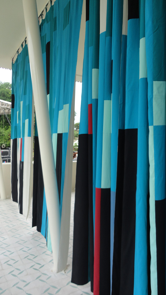 La Casa de la Cultura está decorada con las cortinas diseñadas por el grupo de mujeres tejedoras.
