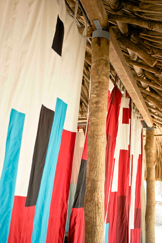 El grupo de tejedoras lleva más de un año trabajando la producción de cortinas y "Comunitarios", que también están a la venta.