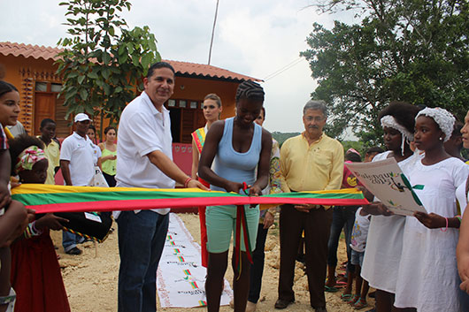 Las viviendas nuevas fueron inauguradas por sus nuevos dueños en compañía del Gobernador y de toda la delegación del evento.