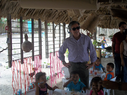 El Ministro de transporte visita a los niños de el centro infantil en El Salaado